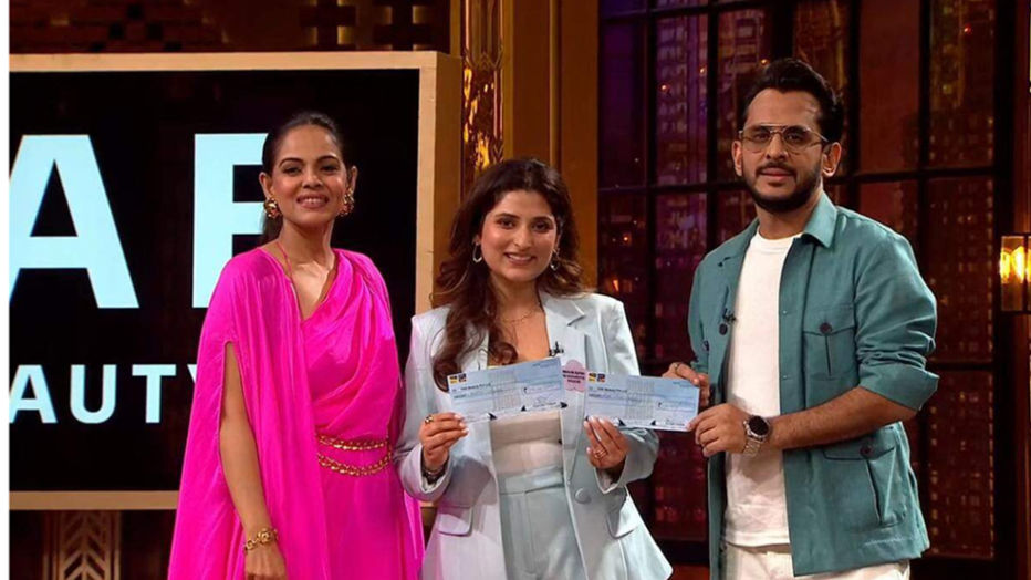FAE Beauty Karishma receiving cheque from Aman and Namita